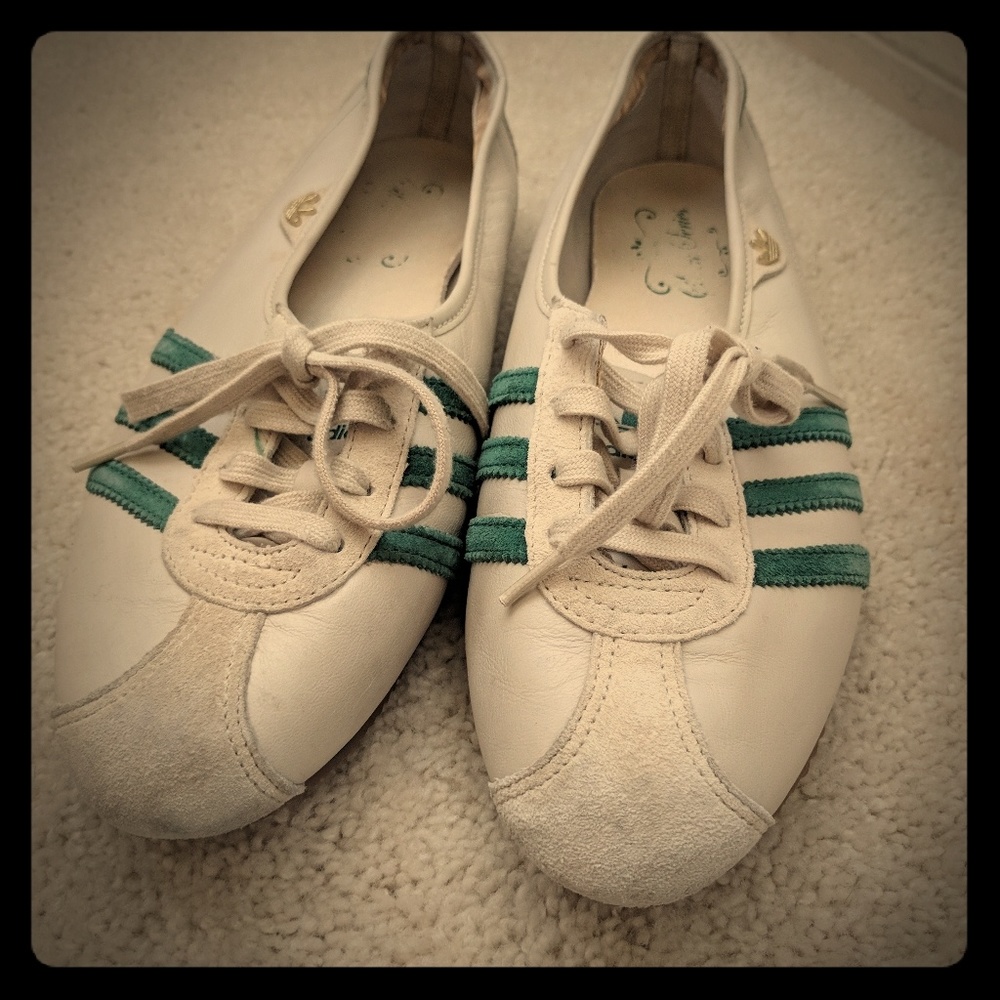 Vintage white adidas sneaker w green stripes 7.5